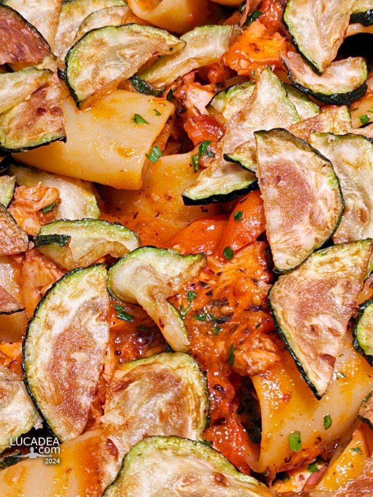 I paccheri con aragosta, pomodorini e zucchine, la ricetta