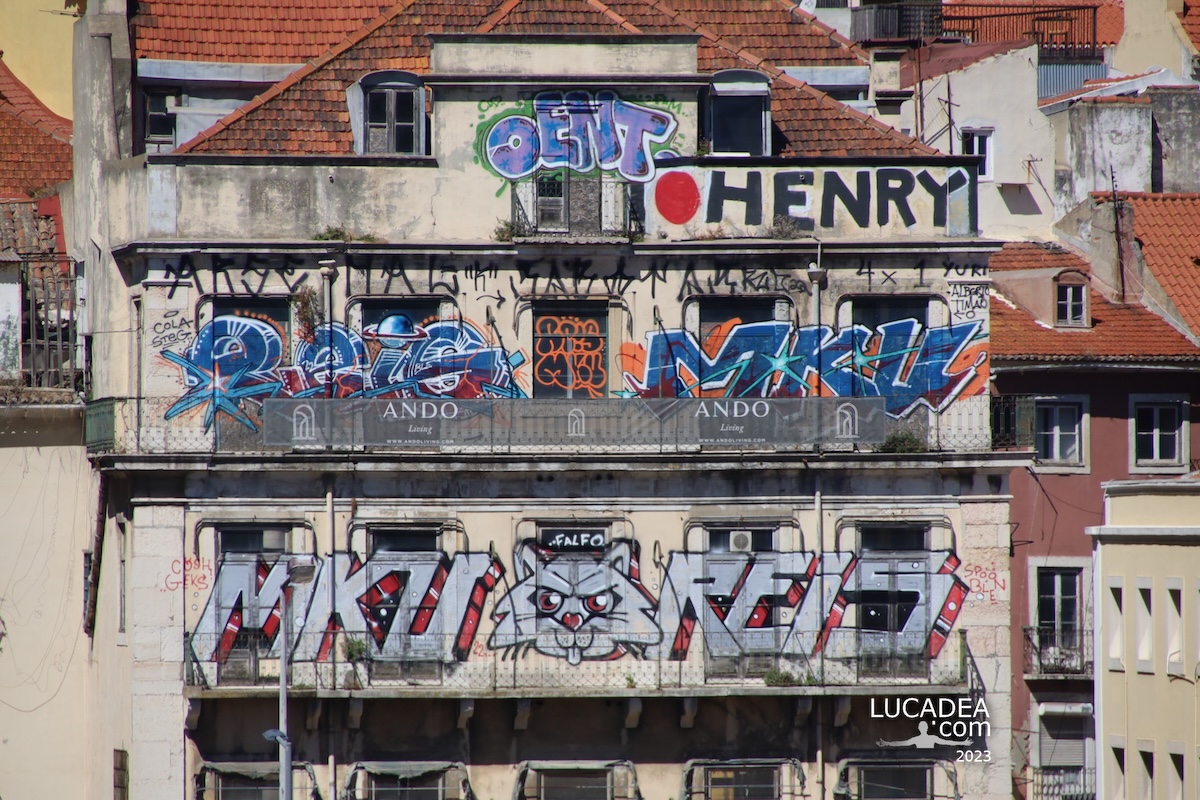 Alcuni murales di Lisbona fotografati dalla nave