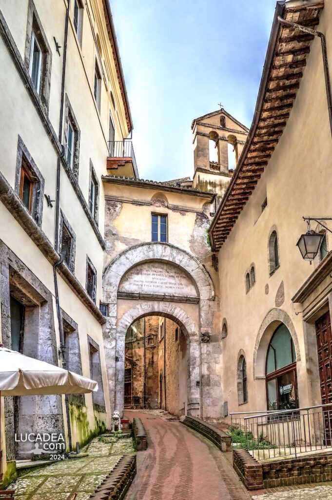 La bella Porta Fuga nella città di Spoleto