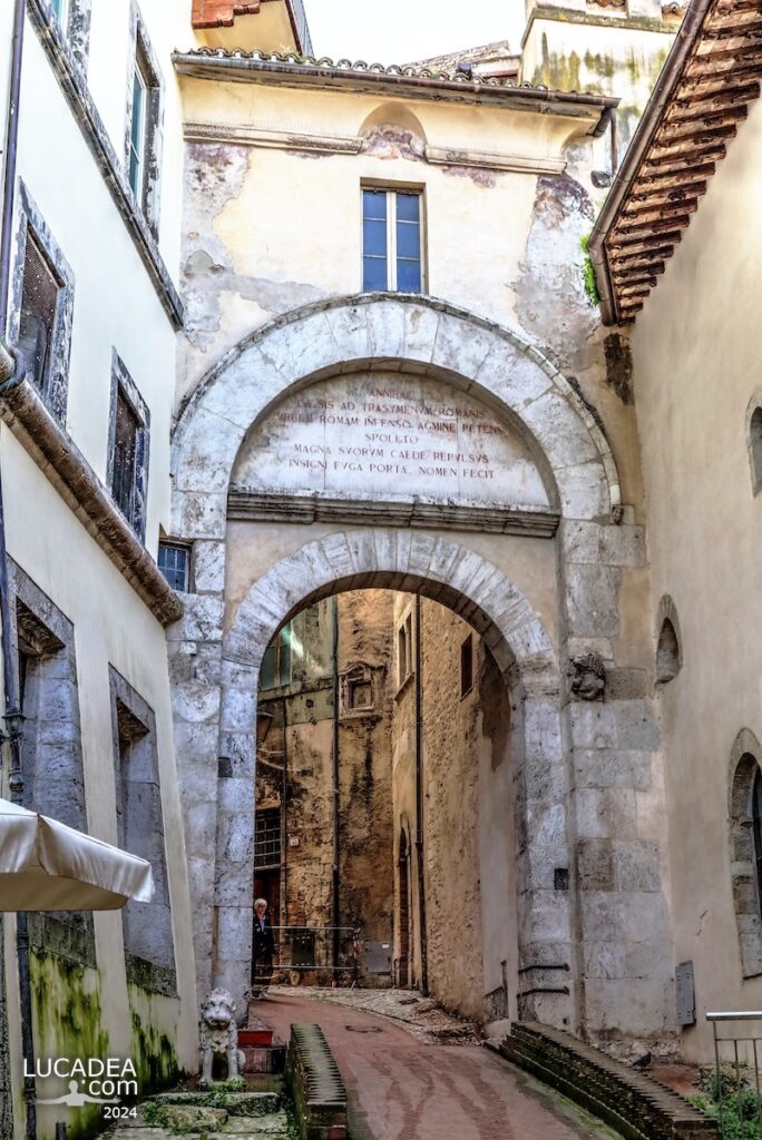 La bella Porta Fuga nella città di Spoleto