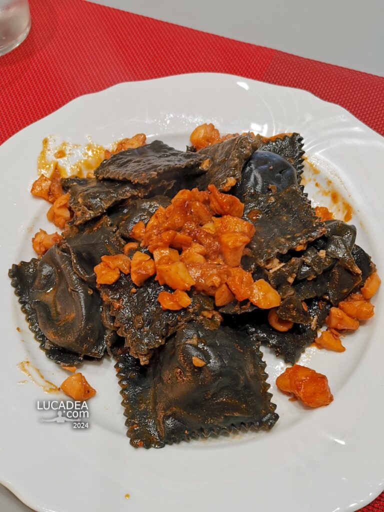 Tortelli di pesce al nero di seppia al sugo di gamberi