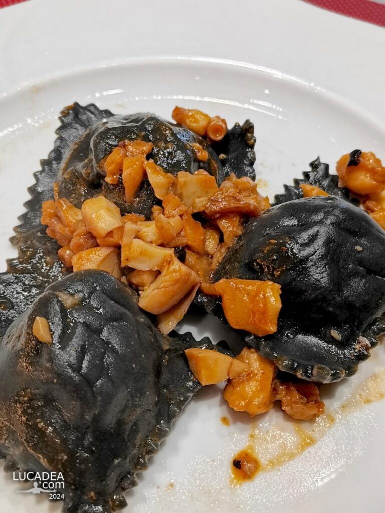 Tortelli di pesce al nero di seppia al sugo di gamberi