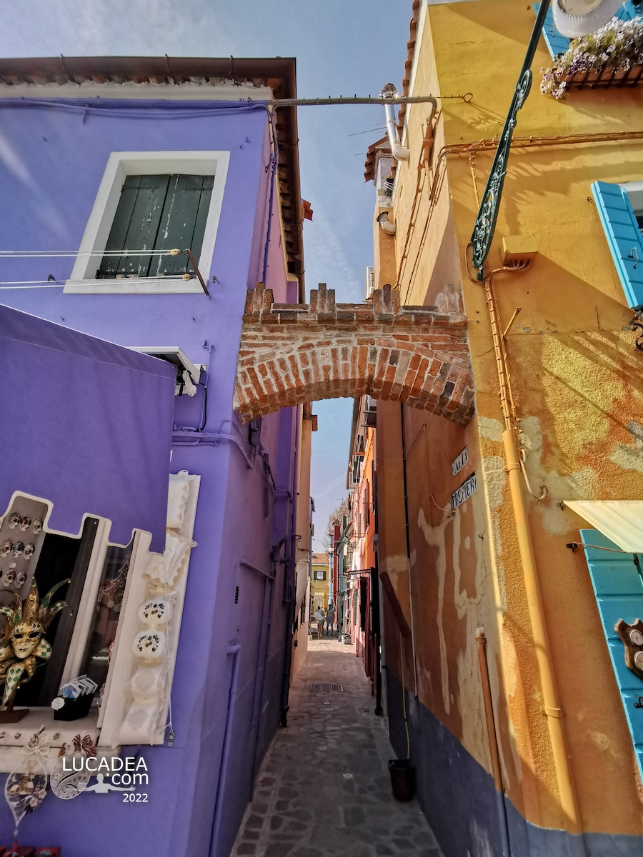 Un arco di sbatacchio in un vicolo di Burano