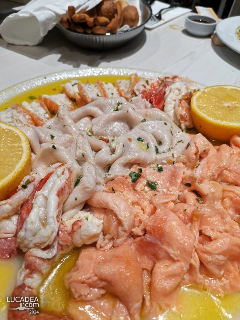 Un piatto di pesce e frutti di mare marinati