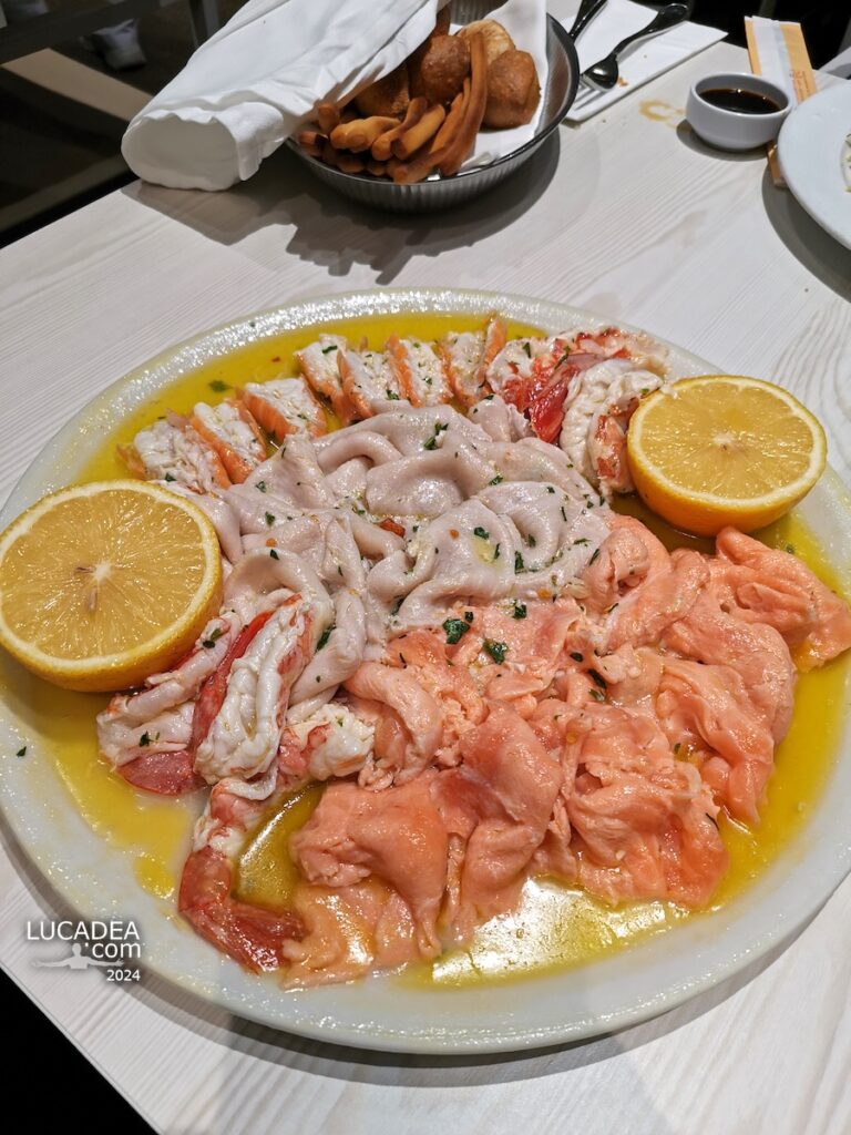 Un piatto di pesce e frutti di mare marinati