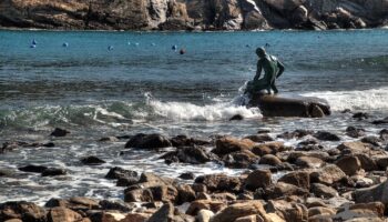 La statua del pescatore in Baia del Silenzio