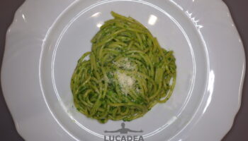 Gli spaghetti al pesto a casa