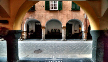 Archi e colonne in ardesia a Chiavari