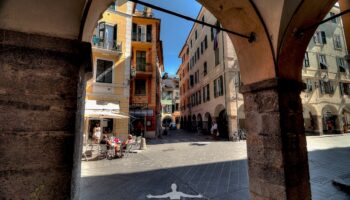 Via Grimaldi a Chiavari da sotto i portici