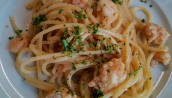 Spaghetti con sugo di pomodorini, sgombro, pannocchie e gamberetti, la ricetta