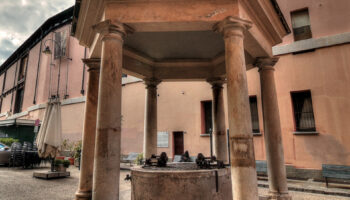 Il Pozzo di Giano in piazza Sarzano a Genova