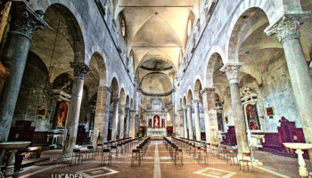 L'interno della chiesa di Santa Maria Foris Portam a Lucca