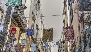 I panni stesi in via dei Tribunali a Napoli