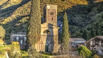 La bella Abbazia di Borzone al tramonto