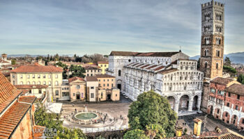 La piazza del Duomo di Lucca vista dall'alto