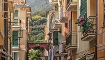 Una bella veduta del caruggio di Moneglia in Liguria