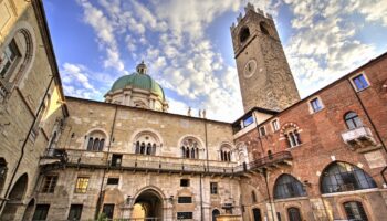 La corte interna del Palazzo Broletto e la Torre del Pegol a Brescia