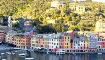 Il borgo di Portofino e le case affacciate sul porticciolo