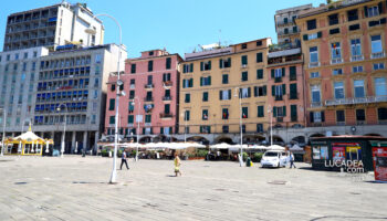 I palazzi che si affacciano sul porto in piazza Caricamento a Genova