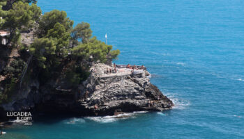 Lo scoglio detto Scalo Demola sulla costa di Pieve Ligure