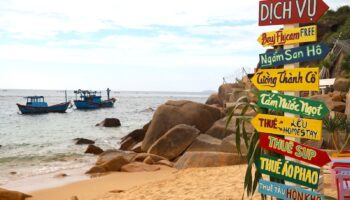 Il cartello con le direzioni nella spiaggia di Nhon Hai