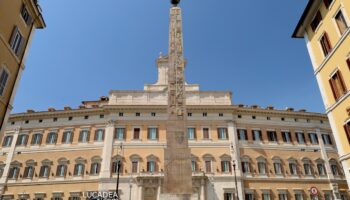 L'imponente Obelisco di Montecitorio a Roma