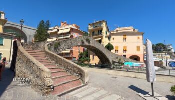 L'antico ponte simbolo del borgo di Bogliasco in Liguria