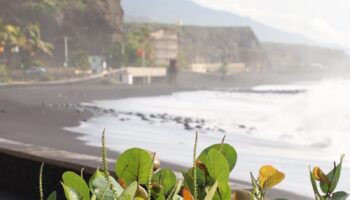 La spiaggia vulcanica di Tazacorte a La Palma