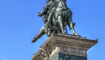 Il monumento a Vittorio Emanuele II in piazza del Duomo a Milano