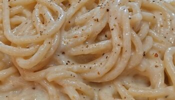 Un piatto di tonnarelli cacio e pepe fatto a casa