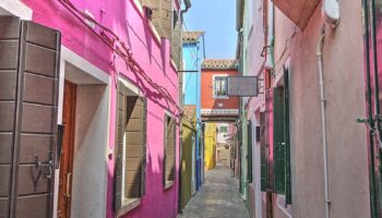 Un vicolo colorato pastello nell'isola di Burano