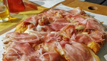 Una ottima pinsa al prosciutto crudo e bufala