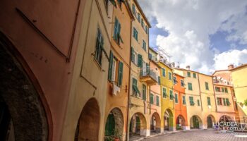 I portici ed i palazzi di piazza Fieschi a Varese Ligure