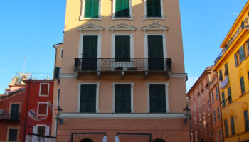 Un palazzo in piazza Giacomo Matteotti a Sestri Levante