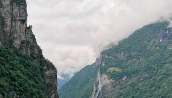 Navigando nel fiordo di Geiranger in Norvegia