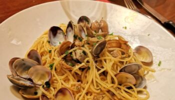 Un ottimo piatto di spaghetti alle vongole veraci del ristorante le Gardenie