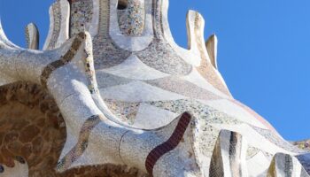 Le forme del tetto della portineria del Parco Guell a Barcellona