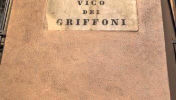 La lapide Vico dei Griffoni a Genova