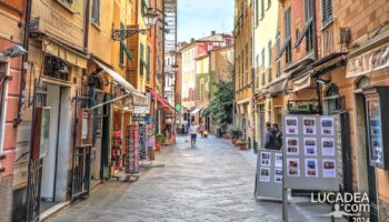 Due passi nel caruggio di Sestri Levante in Liguria