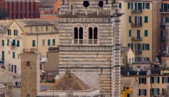 Il campanile di San Lorenzo visto dalla spianata di Castelletto