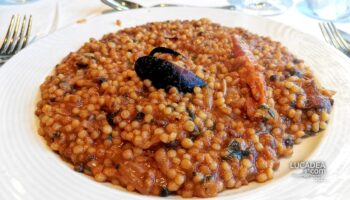 Un bel piatto di fregola con i frutti di mare