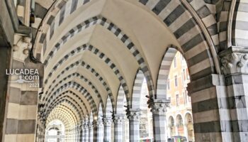 I portici ed il motto di Genova in via XX Settembre