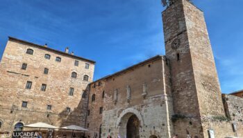 La Porta Consolare e la Torre dell'Orologio di Spello