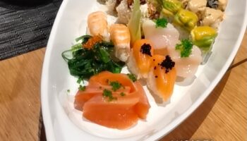 Una barchetta di sushi in nave