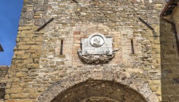 La porta Cannara del borgo di Bevagna in Umbria