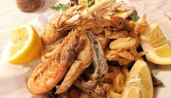 Uno sfizioso fritto misto di pesce a Genova