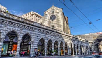 I portici e la Basilica di Santo Stefano in via XX a Genova