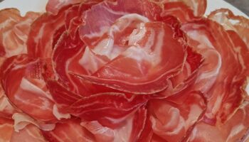 Un piatto di un succulento culatello, eccellenza italiana