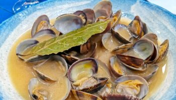 Un piatto di vongole stufate gustate a Tenerife