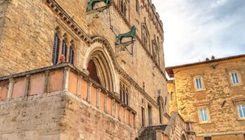 La scalinata del Palazzo dei Priori a Perugia